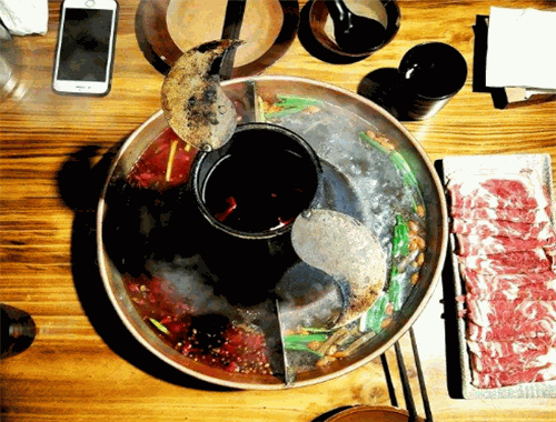 胡同里开灶炭火锅