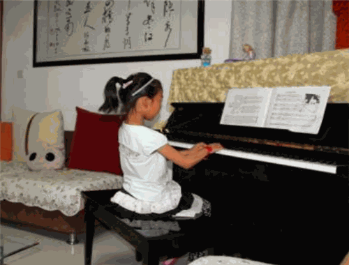 柚子练琴