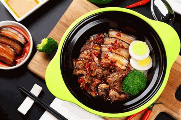 简单小厨煲仔饭
