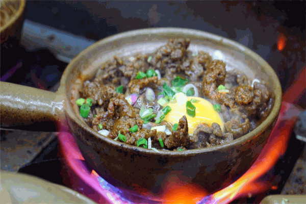 粤月一品煲仔饭