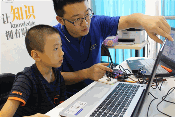 鲸小子少儿编程