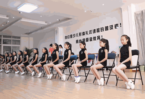 米娜凯威礼仪艺术教育