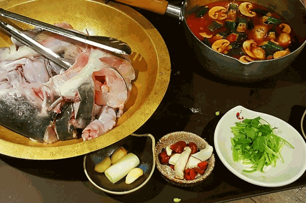 春记石锅鱼火锅