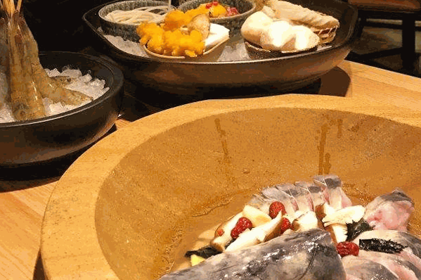 春记石锅鱼火锅