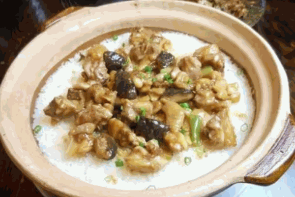 桥东家五彩煲仔饭
