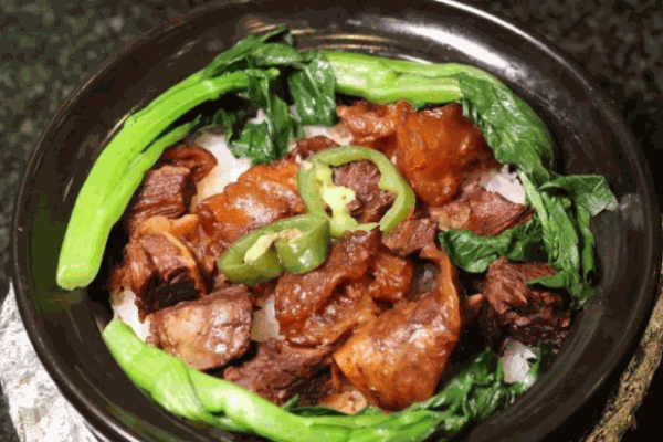 桥东家五彩煲仔饭