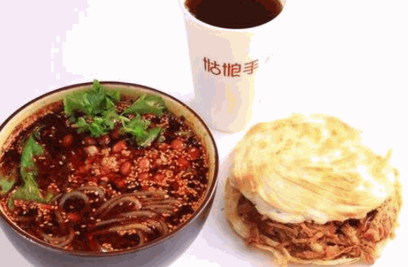 姑娘手肉夹馍