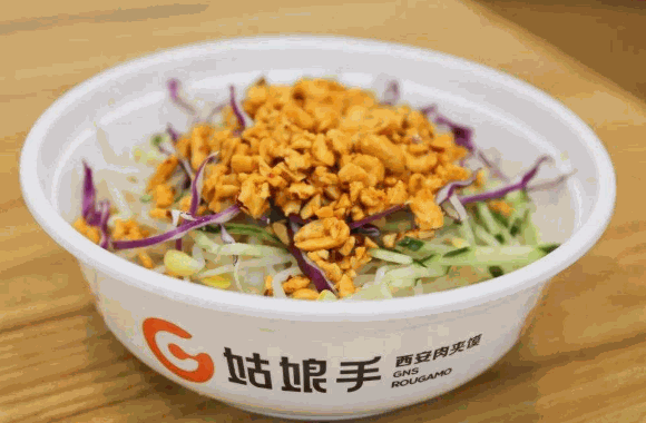 姑娘手肉夹馍