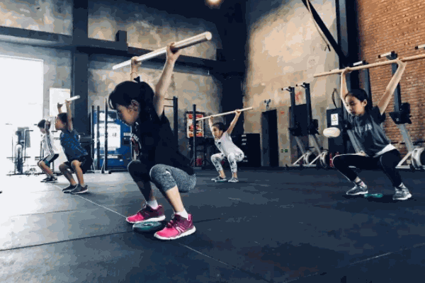 鸭嘴兽亲子游泳运动体能中心