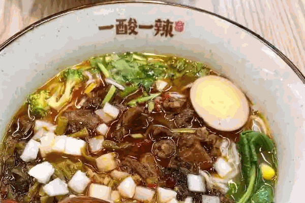 一酸一辣酸菜牛肉粉