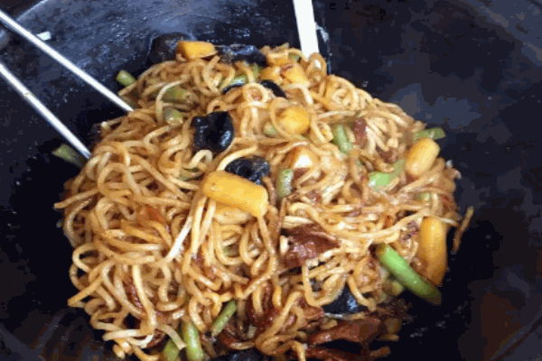 半边天铁锅焖面