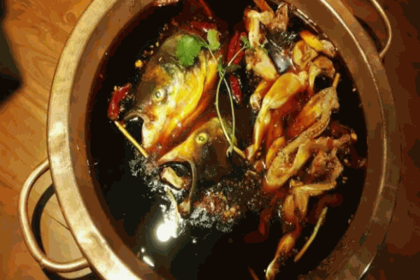 牛一鼎老重庆美蛙鱼头火锅
