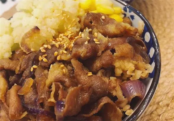 牛谷丽番茄肥牛饭