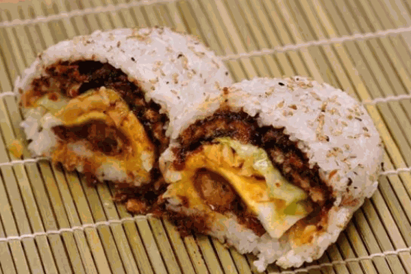 小猪啃饭团