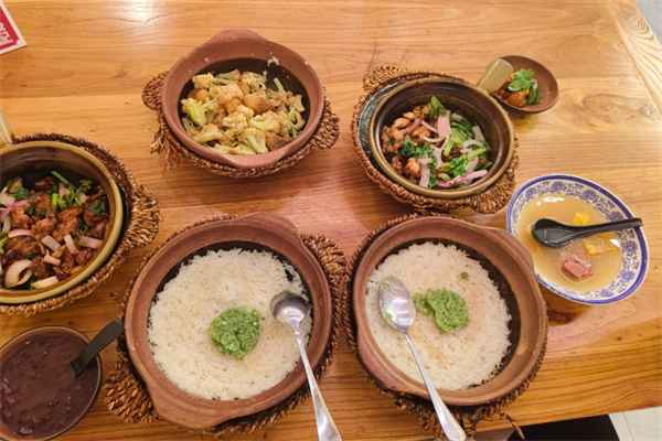 鲜皇煲煲仔饭加盟
