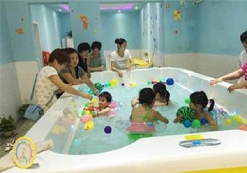 金猪宝宝婴儿游泳馆