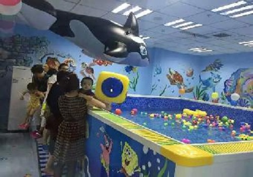 金猪宝宝婴儿游泳馆