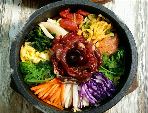 釜槿缘石锅拌饭