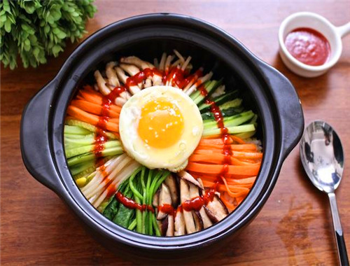 釜槿缘石锅拌饭