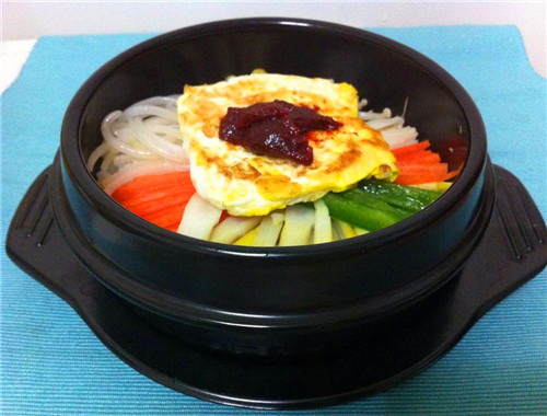 釜槿缘石锅拌饭