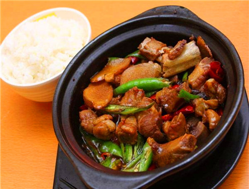 三人众黄焖鸡米饭