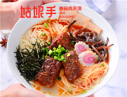 姑娘手肉夹馍