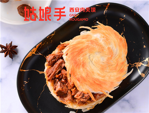 姑娘手肉夹馍
