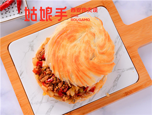 姑娘手肉夹馍