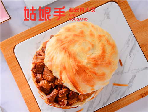 姑娘手肉夹馍