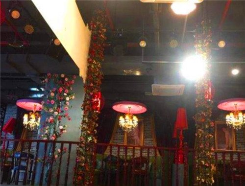 山茶花开旗袍火锅