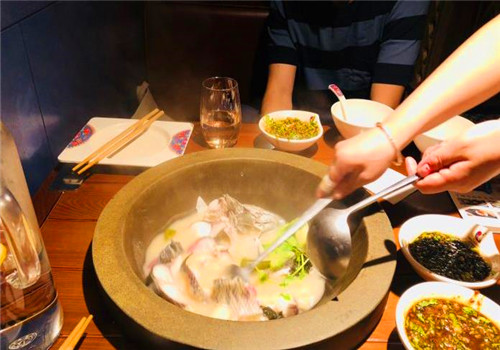 哈尼石锅鱼火锅