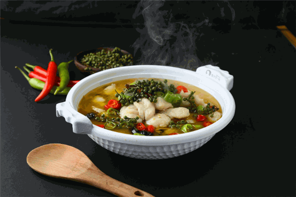 萌小艾酸菜鱼米饭