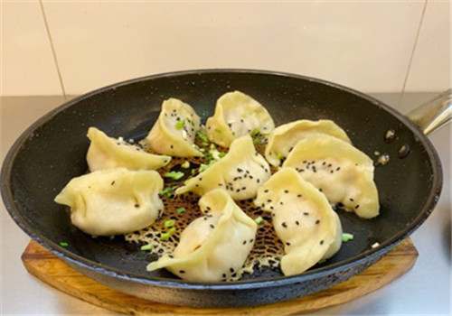 一锅一贴