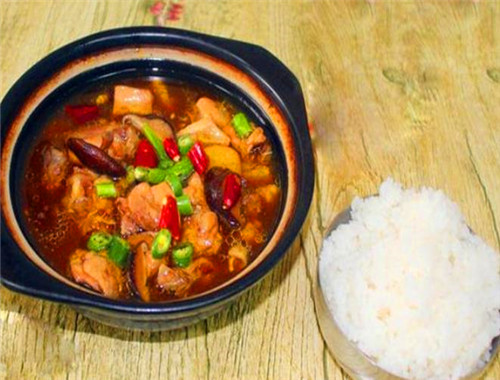章记黄焖鸡米饭