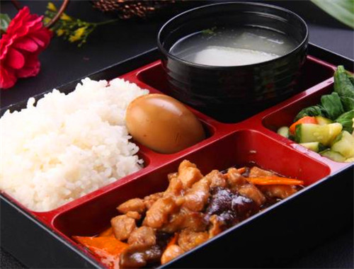一人罐焖肉饭