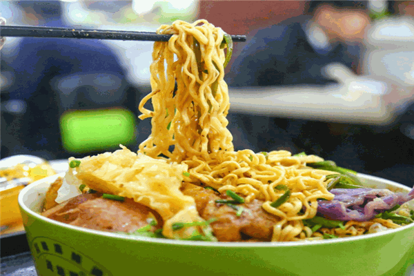 无名眼哥麻辣烫