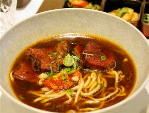 牛锦天红焖牛肉面