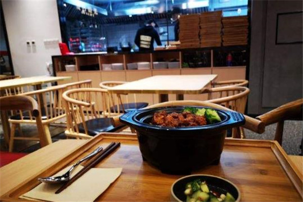 煲仔时光煲仔饭加盟