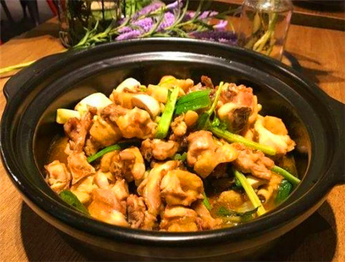 煲三国鲍汁鸡饭