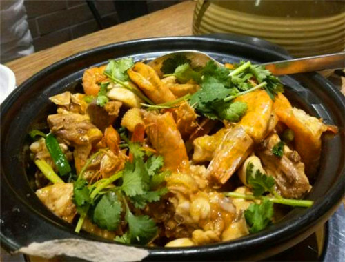 煲三国鲍汁鸡饭