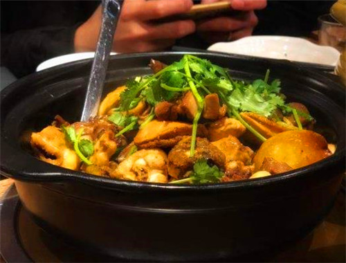 煲三国鲍汁鸡饭