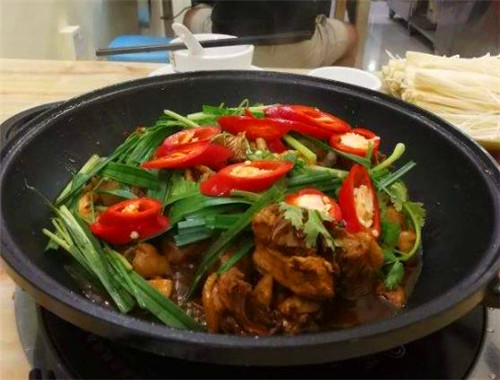 煲三国鲍汁鸡饭