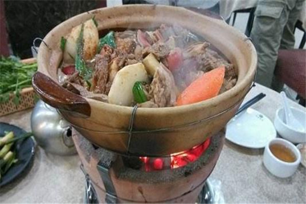 雷州狗龙孙狗羊鸡煲