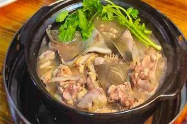 赤坎荣记水鱼鸡煲火锅