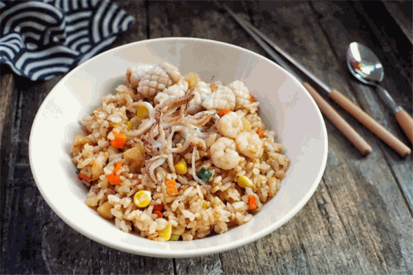 90青年炒饼炒饭