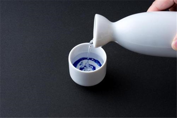 初缘白酒