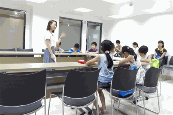 简而明国际英语加盟