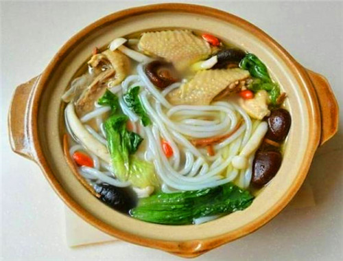 小东北砂锅鸡汤米线