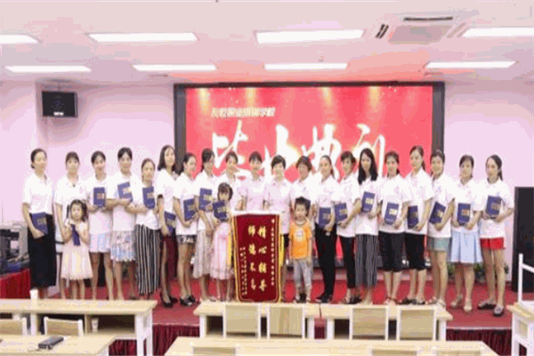友乾月嫂培训