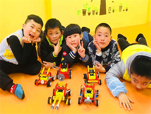 熊孩子机器人创客教育